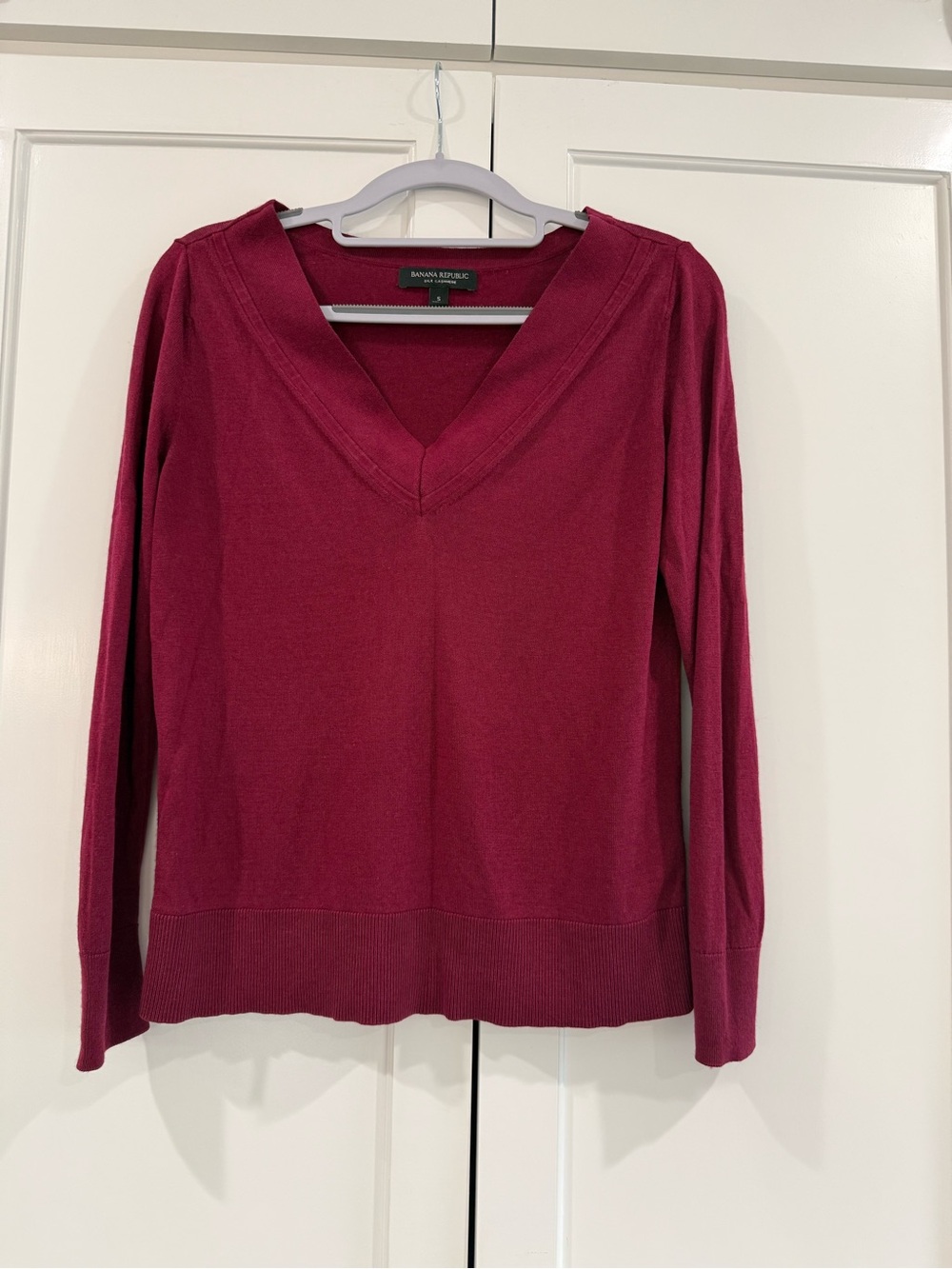 Banana Republic Silk/Cashmere V-Neck Long Sleeve Sweater - Berry Wine Small